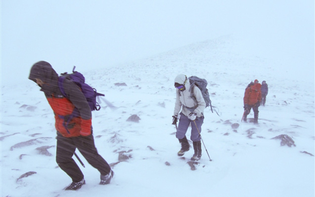 sotlandiyada-alpinistler-qar-ucqununa-dusdu